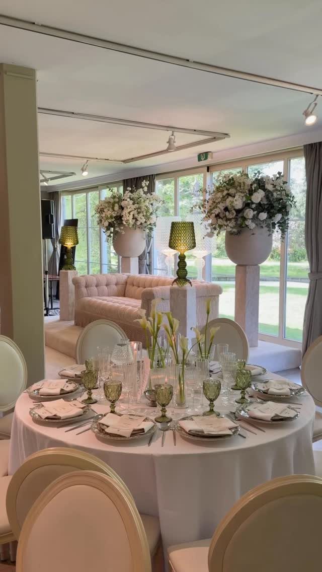 16 Marriage Theme Ideas for 2026: From Beach Ceremonies to Pearl Aesthetics 4 An elegantly set wedding reception table with white linens, green glassware, and white floral arrangements.