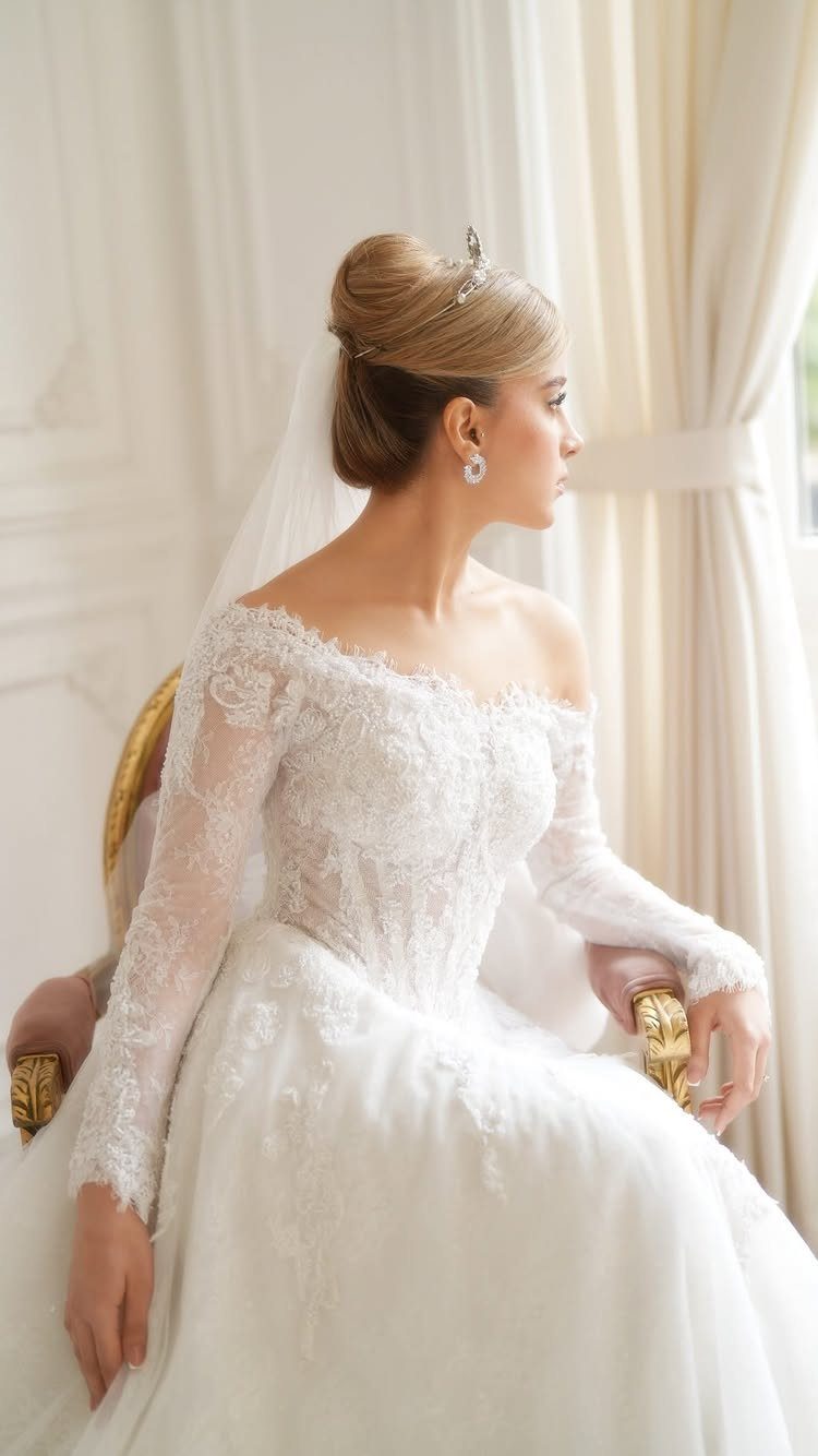 19 Photosession Ideas for Your Wedding Ceremony 6 A bride in a white lace wedding dress sits elegantly in a gold chair.