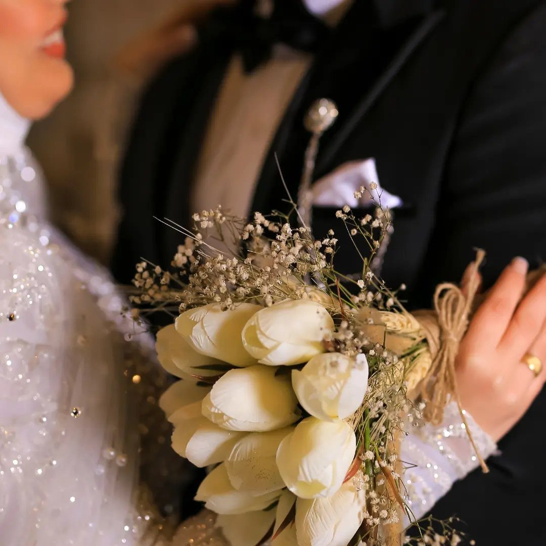 19 Photosession Ideas for Your Wedding Ceremony 16 Bride in a sequined dress holding a white tulip bouquet next to a groom.